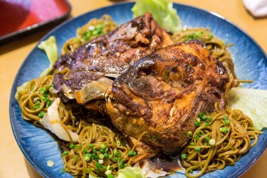 Eriştenin üzerinde kaynamış deniz kebabı Tai kama nitsuke yok