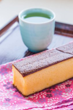 Castella - geleneksel Japon pandispanya keki ve sıcak çay