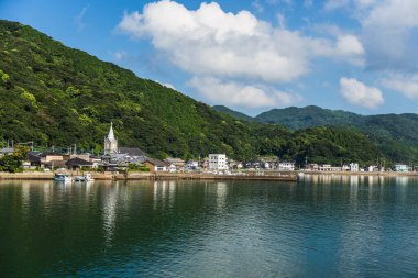Amakusa, Kyushu, Japonya 'da Sakitsu Kilisesi ve mavi gökyüzü