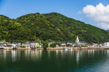 Amakusa, Kyushu, Japonya 'da Sakitsu Kilisesi ve mavi gökyüzü