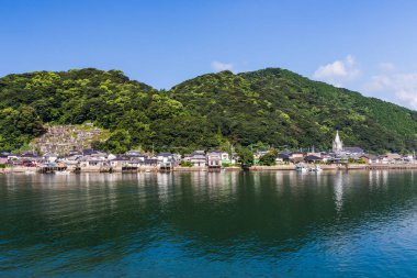 Amakusa, Kyushu, Japonya 'da Sakitsu Kilisesi ve mavi gökyüzü