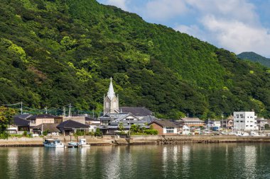 Amakusa, Kyushu, Japonya 'da Sakitsu Kilisesi ve mavi gökyüzü