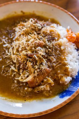 Kızarmış yavru ahtapot körili pilav ve kurutulmuş balık.