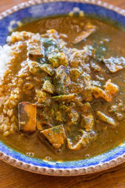 Lezzetli Japon deniz ürünleri körili pirinç kasesi..