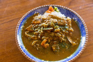 Lezzetli Japon deniz ürünleri körili pirinç kasesi..