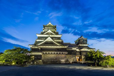 Kumamoto Kalesi 'nde gece vakti Kyushu, Japonya