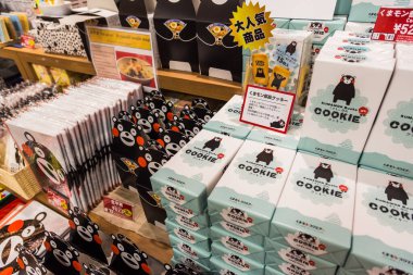 Kumamoto, JAPAN - 24 AĞUSTOS Kumamon Meydanı hediyelik eşya dükkanında. Kumamon Kumamoto bölgesinin en popüler maskotudur..