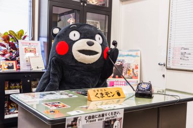 Kumamoto, JAPONYA - 24 Ağustos 2015 'te Kumamon Japonya' nın Kumamoto kentindeki ofisinde turistlere merhaba diyor..
