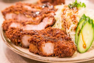 Yakın plan Japon domuz pirzolası Tonkatsu..