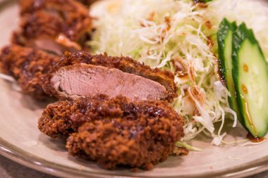 Tonkatsu - Japon kızarmış domuz pirzolası ve doğranmış lahana