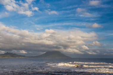 Mt. Kaimon volkanı ve güzel bulut manzarası ve Kagoshima, Kyushu, Japonya 'daki okyanus