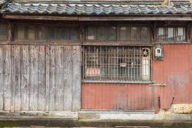 Dış ahşap duvar ve eski Japon evinin pencereleri.