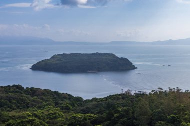 Ibusuki, Kyushu, Japonya 'daki tepeden Chiringajima Adası manzarası