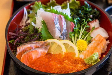 Chirashi öğle yemeği seti - pirinç seti üzerine sashimi karıştırın