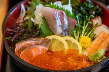 Chirashi öğle yemeği seti - pirinç seti üzerine sashimi karıştırın