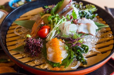 Sebze ve buzlu saşimi.