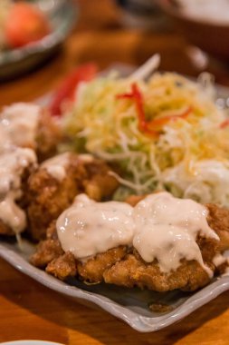 Tavuk nanban - derin yanmış tartar soslu tavuk.