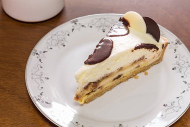 Tahta masada sütlü çikolatalı turta