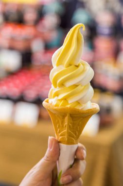 Waffle külahında mango kreması..