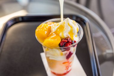 Lezzetli mango dondurması plastik bardakta..