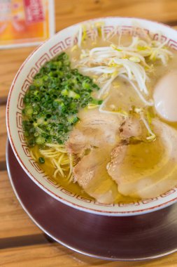 Haşlanmış yumurta ve sebzeli lezzetli Japon chashu ramen 'i.