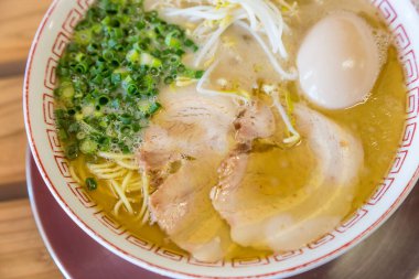 Haşlanmış yumurta ve sebzeli lezzetli Japon chashu ramen 'i.