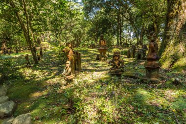Miyazaki, Japonya - 27 Ağustos 2015 tarihinde İmparator Jimmu 'nun yükselişinin 2600. yıldönümünü kutlamak için 1940 yılında Heiwadai Park' ta inşa edilen Haniwa heykelleri bahçesi