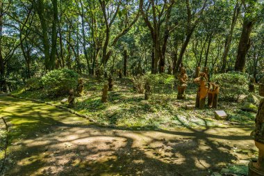 Miyazaki, Japonya - 27 Ağustos 2015 tarihinde İmparator Jimmu 'nun yükselişinin 2600. yıldönümünü kutlamak için 1940 yılında Heiwadai Park' ta inşa edilen Haniwa heykelleri bahçesi