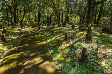 Miyazaki, Japonya - 27 Ağustos 2015 tarihinde İmparator Jimmu 'nun yükselişinin 2600. yıldönümünü kutlamak için 1940 yılında Heiwadai Park' ta inşa edilen Haniwa heykelleri bahçesi