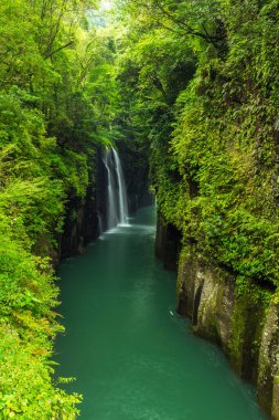 Miyazaki, Kyushu, Japonya 'daki Takachiho vadisi ve şelalesinin güzel manzarası.