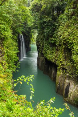 Miyazaki, Kyushu, Japonya 'daki Takachiho vadisi ve şelalesinin güzel manzarası.