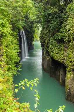 Miyazaki, Kyushu, Japonya 'daki Takachiho vadisi ve şelalesinin güzel manzarası.