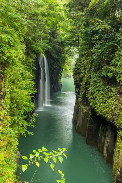 Miyazaki, Kyushu, Japonya 'daki Takachiho vadisi ve şelalesinin güzel manzarası.