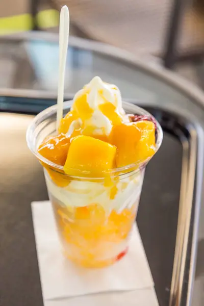 Lezzetli Mango Dondurması Plastik Bardakta Stok Resim
