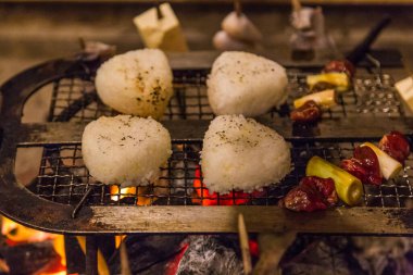 Geleneksel Japon tarzı mangal kömürü ızgara pirinç topu ve yakitori..