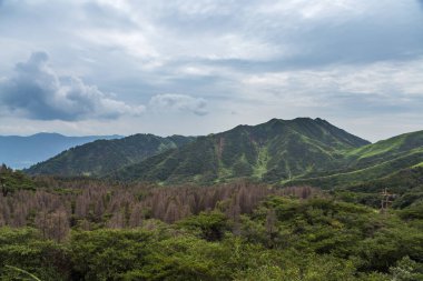 Japonya, Kumamoto 'da aktif volkan olan Aso Dağı manzarası.