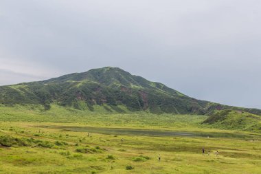 Japonya, Kyushu, Kumamoto 'daki doğal izlerden Aso volkan manzarası püskürtüyor..