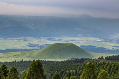 Japonya, Kumamoto 'daki Aso Volkanı' nın güzel manzarası.