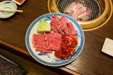 BBQ ızgarası için Japon usulü çiğ et. Yakın çekim.