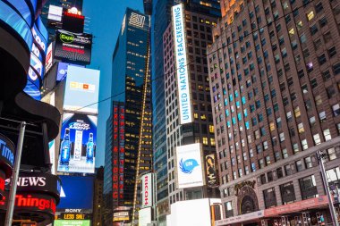 NEW YORK CITY, NY - 24 Haziran: Times Meydanı ve Broadway Tiyatroları 24 Haziran 2014 tarihinde New York 'ta ziyaret edilen en çok turistlerden biridir..