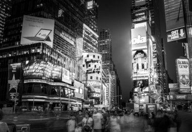 NEW YORK CITY, NY - 24 Haziran: Times Meydanı ve Broadway Tiyatroları 24 Haziran 2014 tarihinde New York 'ta ziyaret edilen en çok turistlerden biridir.