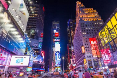 NEW YORK CITY, NY - 24 Haziran: Times Meydanı ve Broadway Tiyatroları 24 Haziran 2014 tarihinde New York 'ta ziyaret edilen en çok turistlerden biridir.