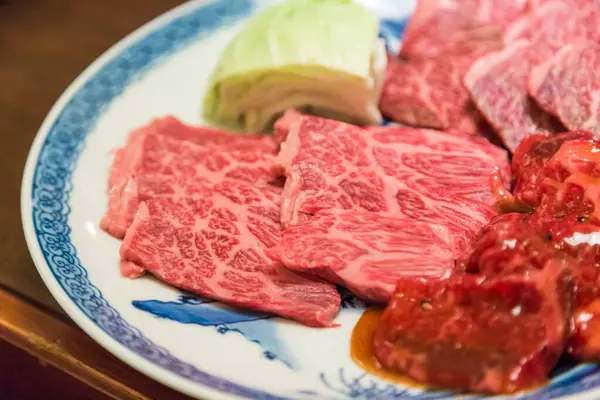Bbq 그릴을위한 일본식 익지않는 소고기 클로즈업 — 스톡 사진