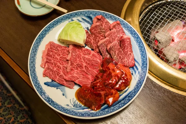 BBQ ızgarası için Japon usulü çiğ et. Yakın çekim.