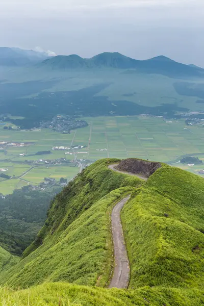 Aso volkanı dağı ve Japonya 'nın Kumamoto kentindeki çiftçi köyü..
