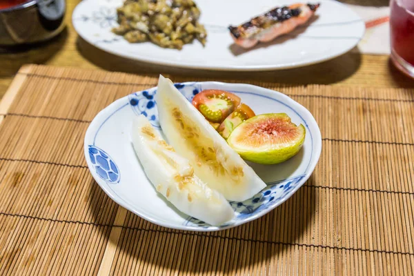 朝食後の新鮮なフルーツ ハニーデューメロン イチジクとトマト — ストック写真
