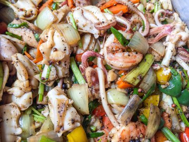 Yakın plan karabiberli kızarmış deniz ürünleri - Tayland yemeği.