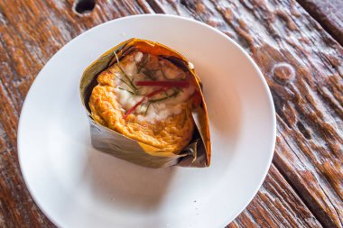 Köri ezmeli buğulanmış balık: Geleneksel Tayland yemeği