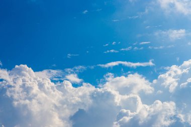 Güneşli bir günde güzel bulutlar ve gökyüzü