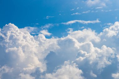 Güneşli bir günde güzel bulutlar ve gökyüzü